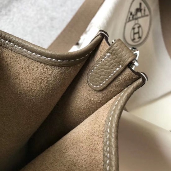 Migliore Replica Mini borsa Hermes Evelyne III TPM in pelle Clemence color talpa Imitazioni Outlet Italia Perfette Qualità Repliche Mini borsa Hermes Evelyne III TPM in pelle Clemence color talpa Imitazione