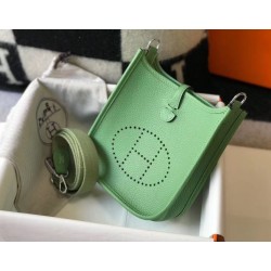 Migliore Replica Mini borsa Hermes Evelyne III TPM in pelle Clemence verde criquet Imitazioni Outlet Italia Migliore Repliche Mini borsa Hermes Evelyne III TPM in pelle Clemence verde criquet Economiche Outlet Online