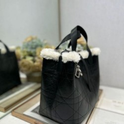 Repliche Borsa tote DiorAlps piccola/media Dior Toujours Vertical con impunture Macrocannage e finiture in lana nero Imitazioni Outlet Italia
