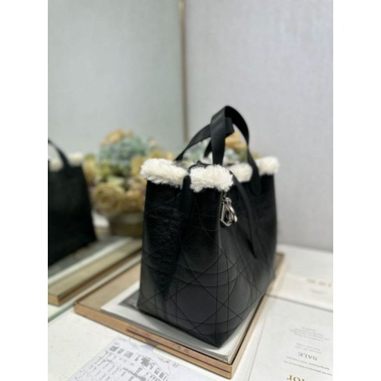 Replica Borsa tote DiorAlps piccola/media Dior Toujours Vertical con impunture Macrocannage e finiture in lana nero False Online Repliche Borsa tote DiorAlps piccola/media Dior Toujours Vertical con impunture Macrocannage e finiture in lana nero Imitazioni Outlet Italia