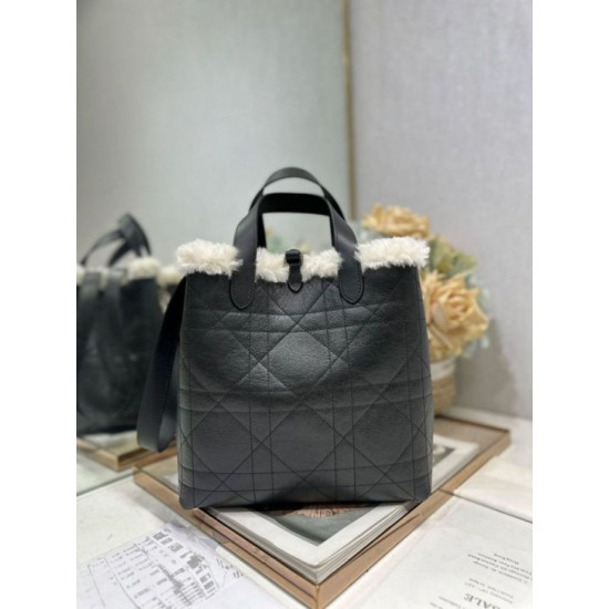 Replica Borsa tote DiorAlps piccola/media Dior Toujours Vertical con impunture Macrocannage e finiture in lana nero False Online Repliche Borsa tote DiorAlps piccola/media Dior Toujours Vertical con impunture Macrocannage e finiture in lana nero Imitazioni Outlet Italia