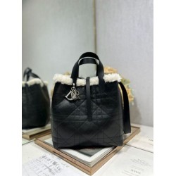 Repliche Borsa tote DiorAlps piccola/media Dior Toujours Vertical con impunture Macrocannage e finiture in lana nero Imitazioni Outlet Italia