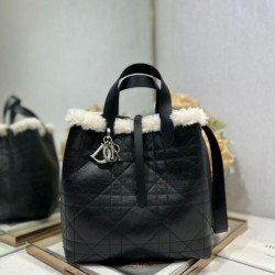 Repliche Borsa tote DiorAlps piccola/media Dior Toujours Vertical con impunture Macrocannage e finiture in lana nero Imitazioni Outlet Italia