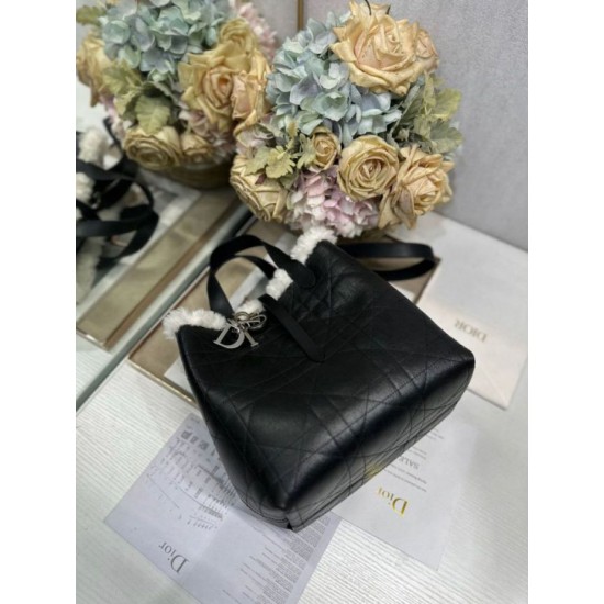 Replica Borsa tote DiorAlps piccola/media Dior Toujours Vertical con impunture Macrocannage e finiture in lana nero False Online Repliche Borsa tote DiorAlps piccola/media Dior Toujours Vertical con impunture Macrocannage e finiture in lana nero Imitazioni Outlet Italia