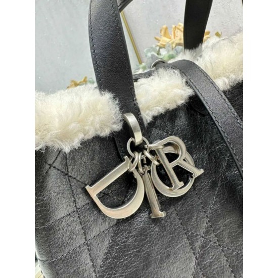 Replica Borsa tote DiorAlps piccola/media Dior Toujours Vertical con impunture Macrocannage e finiture in lana nero False Online Repliche Borsa tote DiorAlps piccola/media Dior Toujours Vertical con impunture Macrocannage e finiture in lana nero Imitazioni Outlet Italia