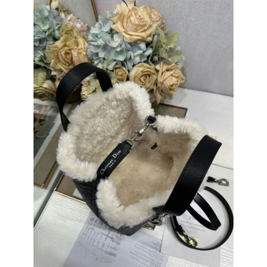 Replica Borsa tote DiorAlps piccola/media Dior Toujours Vertical con impunture Macrocannage e finiture in lana nero False Online Repliche Borsa tote DiorAlps piccola/media Dior Toujours Vertical con impunture Macrocannage e finiture in lana nero Imitazioni Outlet Italia