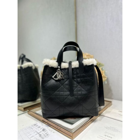 Replica Borsa tote DiorAlps piccola/media Dior Toujours Vertical con impunture Macrocannage e finiture in lana nero False Online Repliche Borsa tote DiorAlps piccola/media Dior Toujours Vertical con impunture Macrocannage e finiture in lana nero Imitazioni Outlet Italia