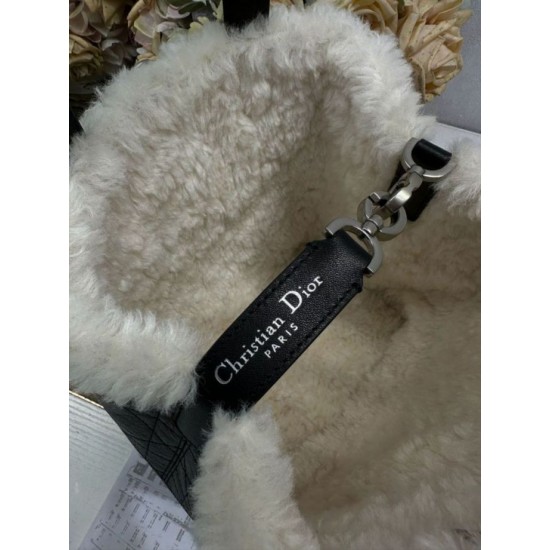 Replica Borsa tote DiorAlps piccola/media Dior Toujours Vertical con impunture Macrocannage e finiture in lana nero False Online Repliche Borsa tote DiorAlps piccola/media Dior Toujours Vertical con impunture Macrocannage e finiture in lana nero Imitazioni Outlet Italia