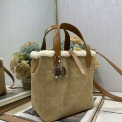 Repliche Borse tote DiorAlps piccola/media Dior Toujours Vertical con impunture Macrocannage e finiture in lana Albicocca Imitazioni Outlet Italia