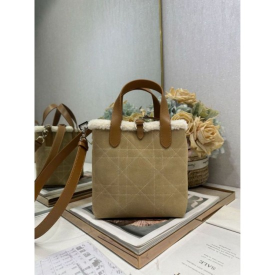 Replica Borse tote DiorAlps piccola/media Dior Toujours Vertical con impunture Macrocannage e finiture in lana Albicocca False Online Repliche Borse tote DiorAlps piccola/media Dior Toujours Vertical con impunture Macrocannage e finiture in lana Albicocca Imitazioni Outlet Italia