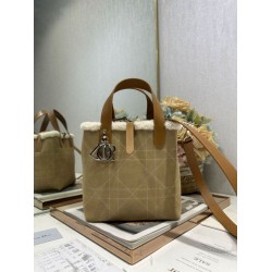 Repliche Borse tote DiorAlps piccola/media Dior Toujours Vertical con impunture Macrocannage e finiture in lana Albicocca Imitazioni Outlet Italia