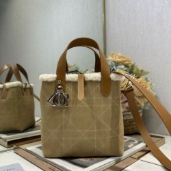 Repliche Borse tote DiorAlps piccola/media Dior Toujours Vertical con impunture Macrocannage e finiture in lana Albicocca Imitazioni Outlet Italia