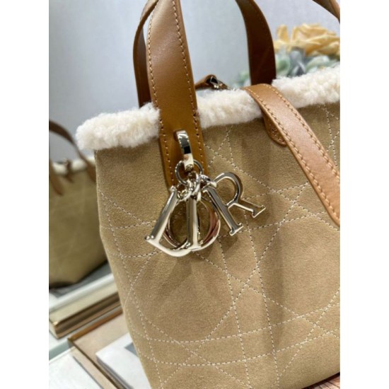 Replica Borse tote DiorAlps piccola/media Dior Toujours Vertical con impunture Macrocannage e finiture in lana Albicocca False Online Repliche Borse tote DiorAlps piccola/media Dior Toujours Vertical con impunture Macrocannage e finiture in lana Albicocca Imitazioni Outlet Italia