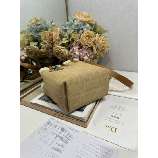 Replica Borse tote DiorAlps piccola/media Dior Toujours Vertical con impunture Macrocannage e finiture in lana Albicocca False Online Repliche Borse tote DiorAlps piccola/media Dior Toujours Vertical con impunture Macrocannage e finiture in lana Albicocca Imitazioni Outlet Italia