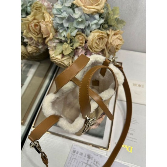 Replica Borse tote DiorAlps piccola/media Dior Toujours Vertical con impunture Macrocannage e finiture in lana Albicocca False Online Repliche Borse tote DiorAlps piccola/media Dior Toujours Vertical con impunture Macrocannage e finiture in lana Albicocca Imitazioni Outlet Italia
