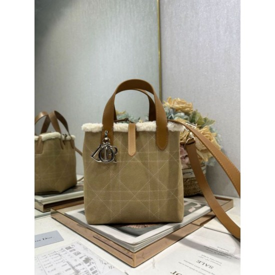 Replica Borse tote DiorAlps piccola/media Dior Toujours Vertical con impunture Macrocannage e finiture in lana Albicocca False Online Repliche Borse tote DiorAlps piccola/media Dior Toujours Vertical con impunture Macrocannage e finiture in lana Albicocca Imitazioni Outlet Italia