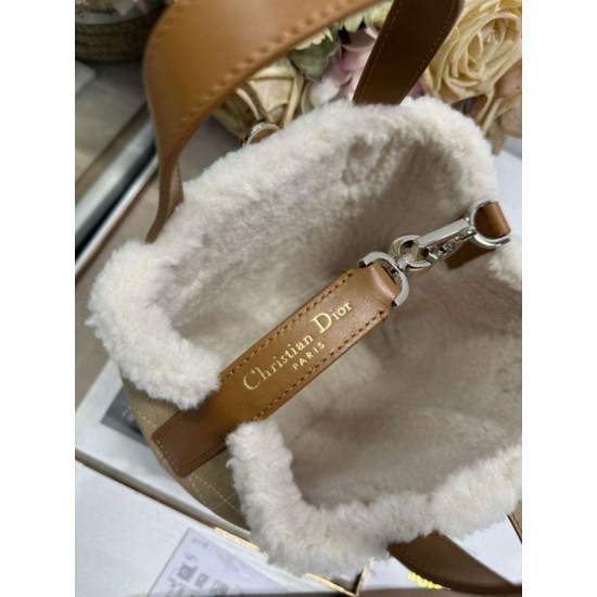 Replica Borse tote DiorAlps piccola/media Dior Toujours Vertical con impunture Macrocannage e finiture in lana Albicocca False Online Repliche Borse tote DiorAlps piccola/media Dior Toujours Vertical con impunture Macrocannage e finiture in lana Albicocca Imitazioni Outlet Italia