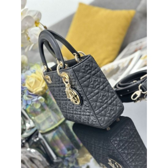 Repliche Borsa Dior Cannage Lucky Star Studded Mini Lady Dior con ciondoli D.I.O.R. nero Imitazioni Outlet Italia