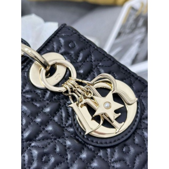 Repliche Borsa Dior Cannage Lucky Star Studded Mini Lady Dior con ciondoli D.I.O.R. nero Imitazioni Outlet Italia