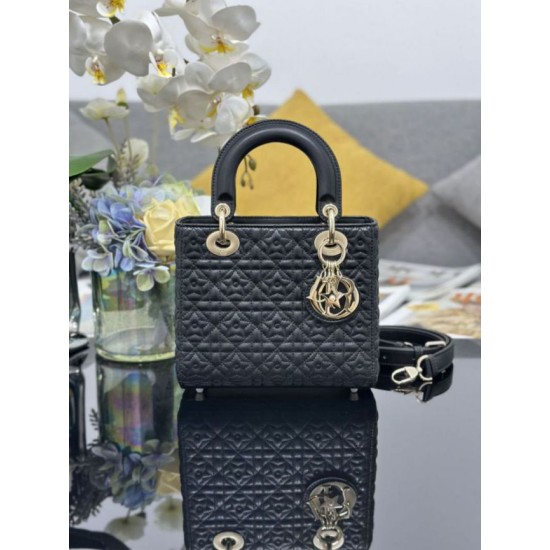 Repliche Borsa Dior Cannage Lucky Star Studded Mini Lady Dior con ciondoli D.I.O.R. nero Imitazioni Outlet Italia