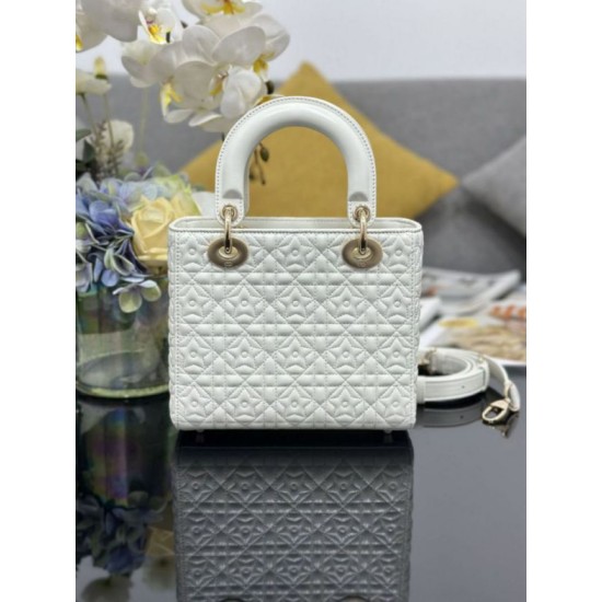 Repliche Borsa Dior Cannage Lucky Star Studded Mini Lady Dior con ciondoli D.I.O.R. Bianca Imitazioni Outlet Italia