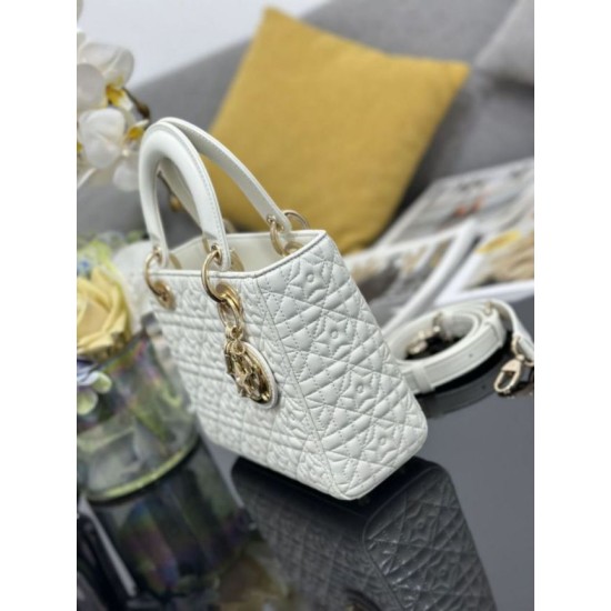 Repliche Borsa Dior Cannage Lucky Star Studded Mini Lady Dior con ciondoli D.I.O.R. Bianca Imitazioni Outlet Italia