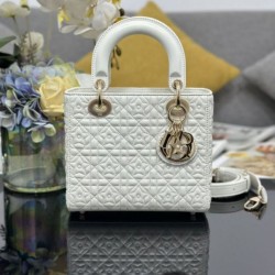 Repliche Borsa Dior Cannage Lucky Star Studded Mini Lady Dior con ciondoli D.I.O.R. Bianca Imitazioni Outlet Italia
