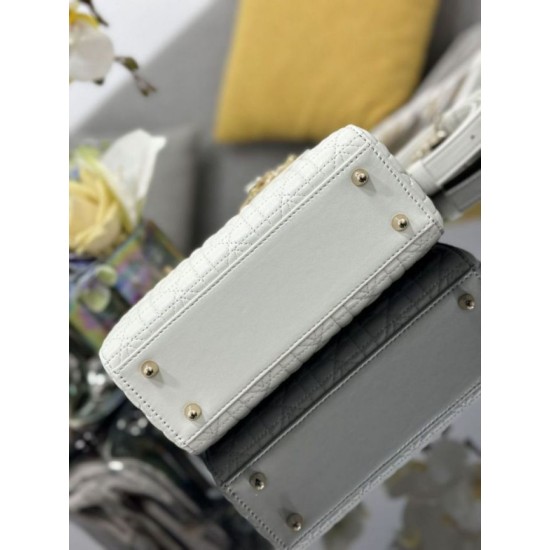 Repliche Borsa Dior Cannage Lucky Star Studded Mini Lady Dior con ciondoli D.I.O.R. Bianca Imitazioni Outlet Italia
