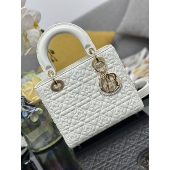 Repliche Borsa Dior Cannage Lucky Star Studded Mini Lady Dior con ciondoli D.I.O.R. Bianca Imitazioni Outlet Italia