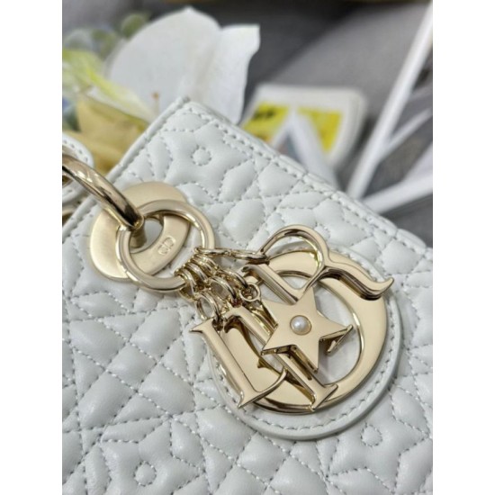 Repliche Borsa Dior Cannage Lucky Star Studded Mini Lady Dior con ciondoli D.I.O.R. Bianca Imitazioni Outlet Italia