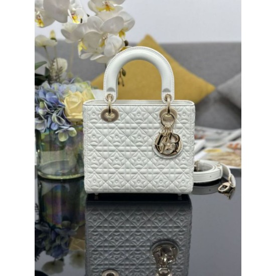 Repliche Borsa Dior Cannage Lucky Star Studded Mini Lady Dior con ciondoli D.I.O.R. Bianca Imitazioni Outlet Italia