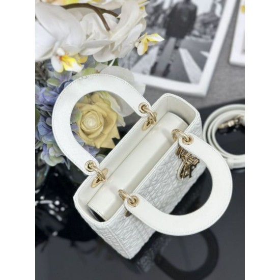 Repliche Borsa Dior Cannage Lucky Star Studded Mini Lady Dior con ciondoli D.I.O.R. Bianca Imitazioni Outlet Italia