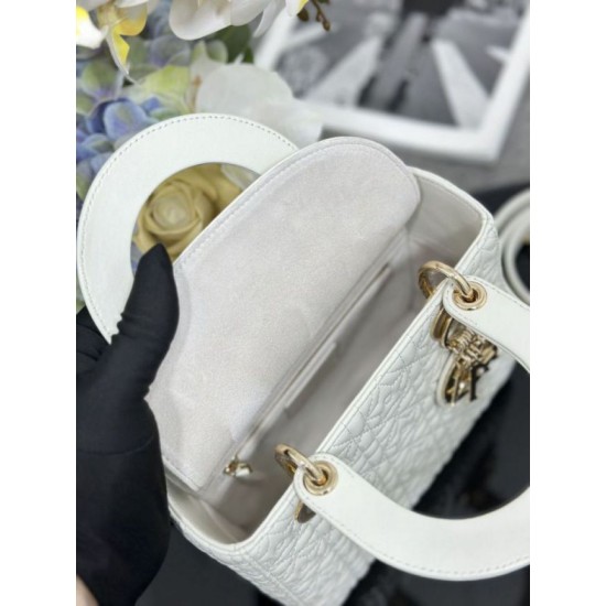 Repliche Borsa Dior Cannage Lucky Star Studded Mini Lady Dior con ciondoli D.I.O.R. Bianca Imitazioni Outlet Italia