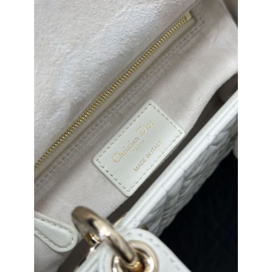 Repliche Borsa Dior Cannage Lucky Star Studded Mini Lady Dior con ciondoli D.I.O.R. Bianca Imitazioni Outlet Italia