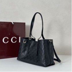 Replica Borsa tote media Gucci 815214 GG Emblem pelle goffrata nera False Online Repliche Borsa tote media Gucci 815214 GG Emblem pelle goffrata nera Imitazioni Outlet Italia