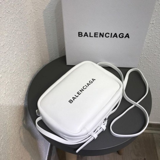 Replica Borsa piccola per fotocamera Balenciaga Everyday liscia vitello beige