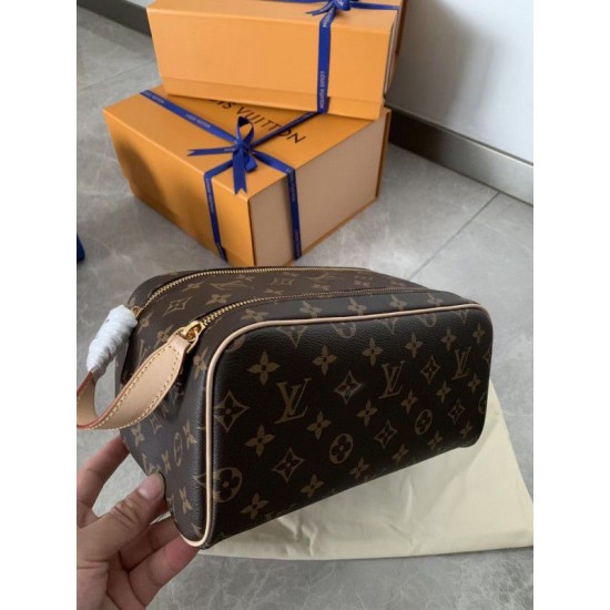 Replica Dopp Kit Toilet Pouch Tela Monogram M44494