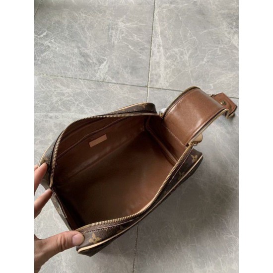 Replica Dopp Kit Toilet Pouch Tela Monogram M44494