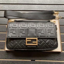 Replica Borsa baguette grande con logo FF nera