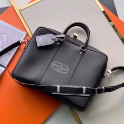Replica Porte Documents Voyage Taiga Leather M30365