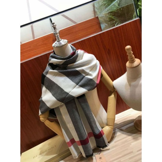 Replica Scialle in cashmere con motivo check classico Burberry 70 x 200 nero Replica Scialle in cashmere con motivo check classico Burberry 70 x 200 nero