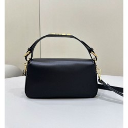 Replica Borsa Fendi Baguette Media Nappa Nera con cinturino lettering FENDI in metallo 8BR822