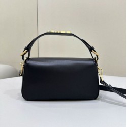 Replica Borsa Fendi Baguette Media Nappa Nera con cinturino lettering FENDI in metallo 8BR822
