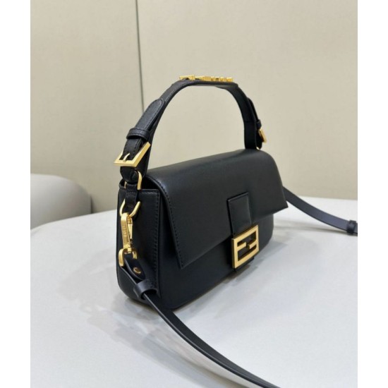 Replica Borsa Fendi Baguette Media Nappa Nera con cinturino lettering FENDI in metallo 8BR822 Replica Borsa Fendi Baguette Media Nappa Nera con cinturino lettering FENDI in metallo 8BR822