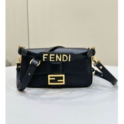 Replica Borsa Fendi Baguette Media Nappa Nera con cinturino lettering FENDI in metallo 8BR822