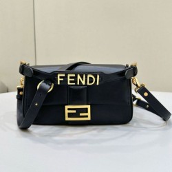 Replica Borsa Fendi Baguette Media Nappa Nera con cinturino lettering FENDI in metallo 8BR822