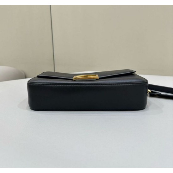 Replica Borsa Fendi Baguette Media Nappa Nera con cinturino lettering FENDI in metallo 8BR822 Replica Borsa Fendi Baguette Media Nappa Nera con cinturino lettering FENDI in metallo 8BR822