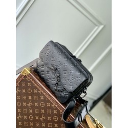 Replica Borsa da uomo Louis Vuitton Steamer Messenger M23742 Monogram Taurillon Nero