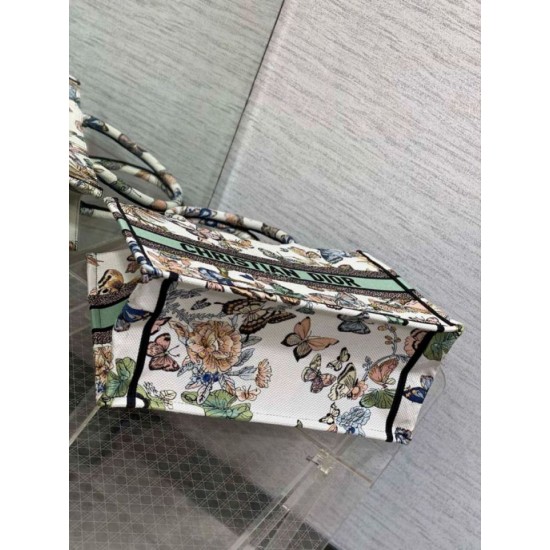 Replica Borsa tote Dior Medium Book Toile de Jouy Mexico Ricamo Bianco