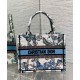Replica Borsa tote Christian Dior piccola Dior Book ricamata con un blu notte bianco e pastello